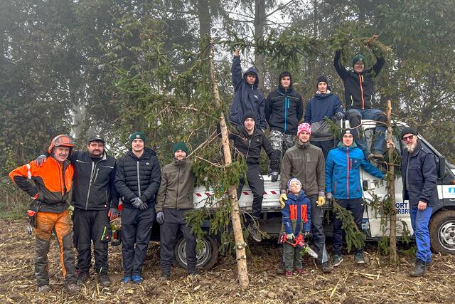 Ein echtes Beispiel für Teamwork: der Motorradstammtisch „Die Gänse“ und der Burschenverein. | Foto: Die Gänse