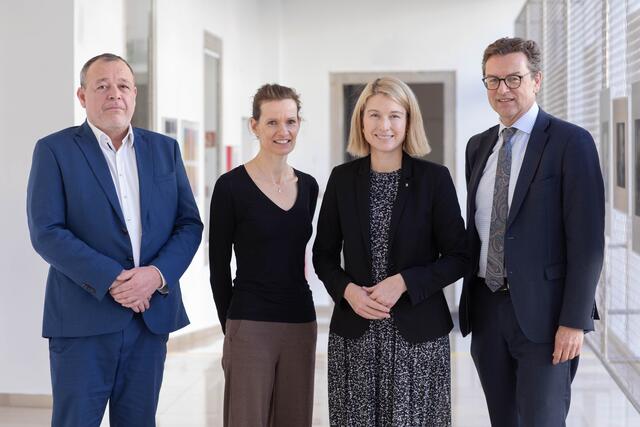 Volker Hartl, Gabriela Simmer, Christine Haberlander, Franz Harnoncourt (von links).  | Foto: Land OÖ/Daniel Kauder