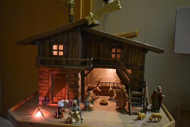 Jedes Kripperl hat Stromanschluss, damit es schön leuchtet.  | Foto: Karin Bayr