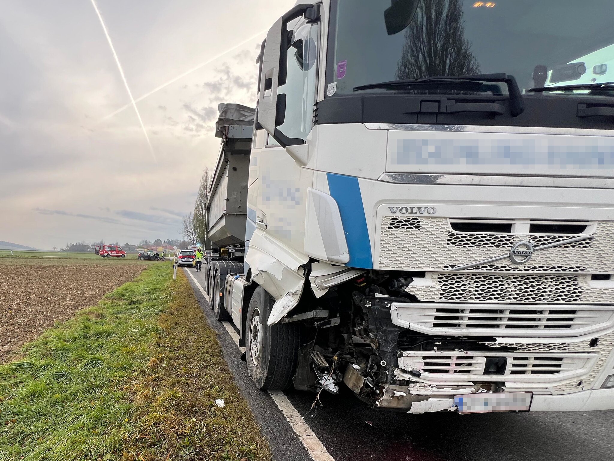 Schwerer Verkehrsunfall: PKW Kleinwagen von LKW auf der B1 erfasst - Tulln