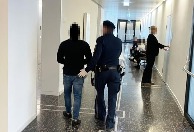 Der "gerichtserfahrene" Beschuldigte auf dem Weg zu seinem nächsten Prozess. | Foto: Gernot Heigl