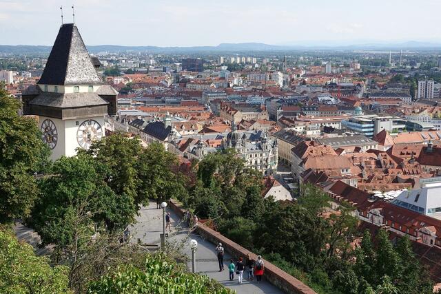 Mit dem Zug nach Graz und am Schlossberg die Aussicht genießen – das ist für Studierende der Montanuni Leoben durch das neue Service der ÖH Leoben noch einfacher möglich. | Foto: Pixabay