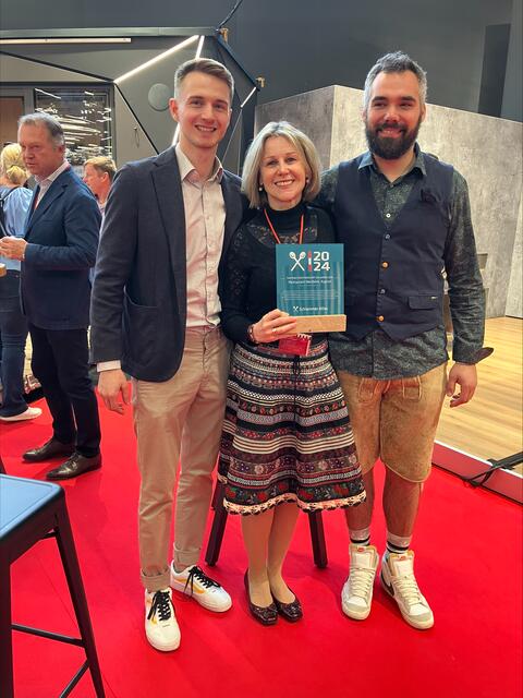 Der Schlemmer Atlas zeichnete das Weitblick mit dem GreenSpoon-Siegel, einem Siegel für Restaurantbetriebe, die verantwortungsbewusst und zukunftsorientiert Wirtschaften, aus. Zudem gab es den Preis für das Beste Nachhaltigkeitskonzept des Jahres 2024. Die Auszeichnung würdigt Unternehmen für ihr verantwortungsbewusstes Wirtschaften und ihre zukunftsorientiertes Handeln in den Bereichen ökologisches Betriebsmanagement, nachhaltige Beschaffung, gesellschaftlichen und regionalen Mehrwert sowie Kommunikation und Qualitätssicherung.  | Foto: Bründl Sports