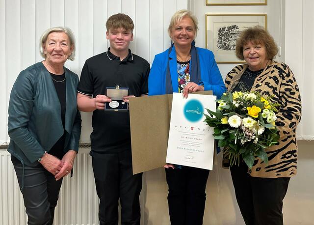 Zivilgesellschaftliches Engagement vor den Vorhang: Kulturreferentin gfgR Johanna Mayerhofer, Lebensretter Leon Heiss, Bürgermeisterin Andrea Kö und die verdiente Hilfswerk-Ehrenamtliche Birgit Faber. . | Foto: Marktgemeinde Perchtoldsdorf/zVg