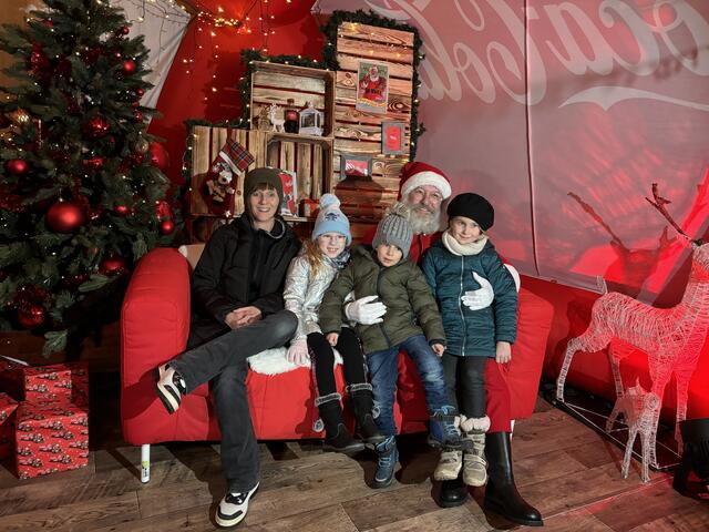 Im Weihnachtshaus bot sich die Gelegenheit, ein gemeinsames Erinnerungsfoto mit dem Weihnachtsmann zu machen. | Foto: MeinBezirk