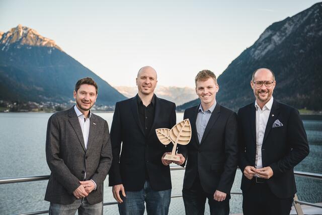Tirols Wirtschaftslandesrat Mario Gerber (r.) und Martin Reiter (Mitglied der Geschäftsführung der Lebensraum Tirol Holding, l.) gratulieren den beiden Geschäftsführern von Lambda Wärmepumpen Florian Fuchs und Florian Entleitner (2.v.r.). | Foto: Lebensraum Tirol Gruppe / Oss