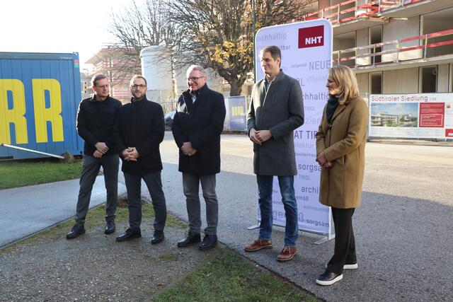 Vizebürgermeister Roland Ponholzer, Landtagsabgeordneter Sebastian Kolland, NHT-Geschäftsführer Johann Tratter, Bürgermeister Michael Riedhart und Stadträtin Elisabeth Werlberger (v.l.) gratulierten zum Baufortschritt.  | Foto: Nimpf