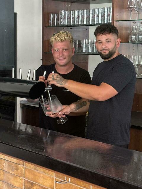Johannes Graf (l.) und Raphael Hutterer sind die beiden Wirte des Bistro Rehberg. Sie veranstalten den Perchtenlauf und sorgen für kulinarische Genüsse. | Foto: Truck4you