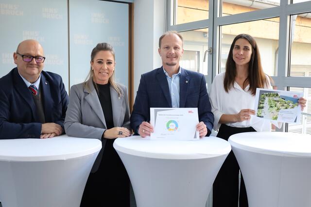 Planen und umsetzen: Stadträtin Janine Bex (r.) und Stadträtin Mariella Lutz (2.l.) präsentierten am 27. November gemeinsam mit Bürgermeister Johannes Anzengruber (2.r.) und Finanzdirektor Martin Rupprechter (l.) ihre Budgets inklusive Vorhaben. | Foto:  IKM/K.Rudig
