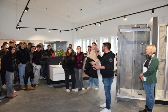 Firmenchef Andreas Rauter begrüßt die Poly-Schüler und führt sie im Anschluss durch den Installationsbetrieb. | Foto: MeinBezirk.at