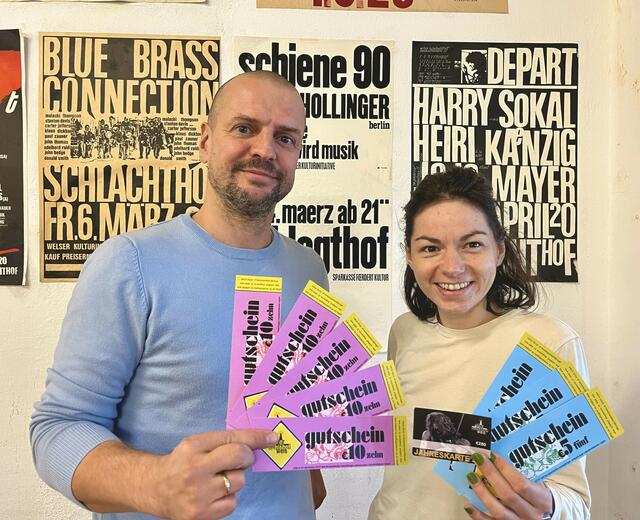 Kultur schenken – das empfehlen Thomas Rammerstorfer und Anna Rieder von Alten Schl8hof in Wels. | Foto: Rammerstorfer