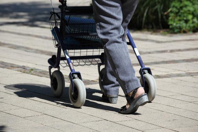 Bereits am 31. Oktober wurde ein 86-Jähriger von drei Männern in Eingangsbereich seiner Wohnhausanlage überfallen und ausgeraubt. Unter anderem wurde ein Rollator gestohlen.  (Symbolfoto) | Foto: Filmbetrachter/pixabay