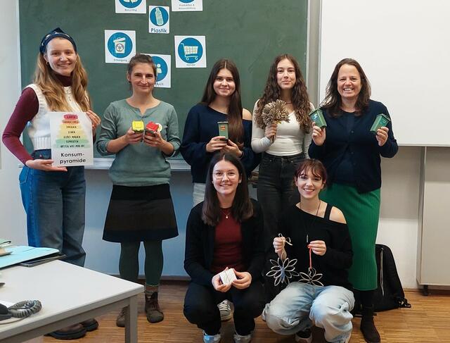 v.li.n.re.: Konstanze Tauschl und Franziska Rempt vom Verein Umblick, Magdalena Prochazka, Katharina Fuchs, Mag. Verena Gegendorfer-Falb; vorne: Sophia Markel, Livia Stockinger
| Foto: HLW HLM Krems