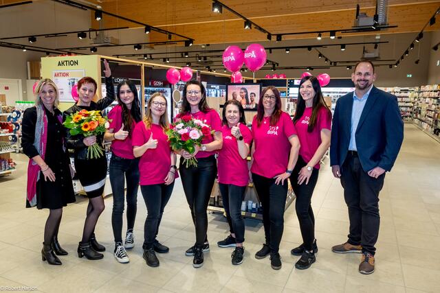 Das BIPA Filialteam Neunkirchen mit Evelyn Weber (Vertriebsdirektorin), Renate Schmitzl (Rayonsleitung), Monika Nagl (Shopmanagerin) und Stephan Wiedner (Verkaufsleiter). | Foto: Robert Harson