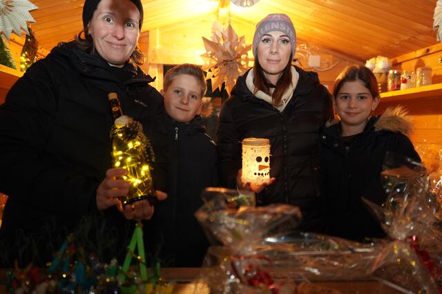 Helferinnen beim Adventdorf | Foto: Andrea Glatzer