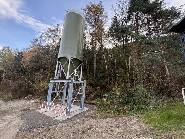 Direkt unter dem Streusalzsilo können die Winterdienstfahrzeuge künftig schnell und problemlos befüllt werden. | Foto: Kendlbacher