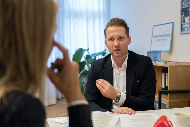 Rainer Will: Wir befinden uns in einem Wirtschaftskrieg, in dem chinesische Anbieter bewusst Verluste von sieben Dollar pro Paket in Kauf nehmen, um Kundendaten in Österreich zu sammeln und das Wirtschaftswachstum in China zu fördern.  | Foto: Martin Baumgartner