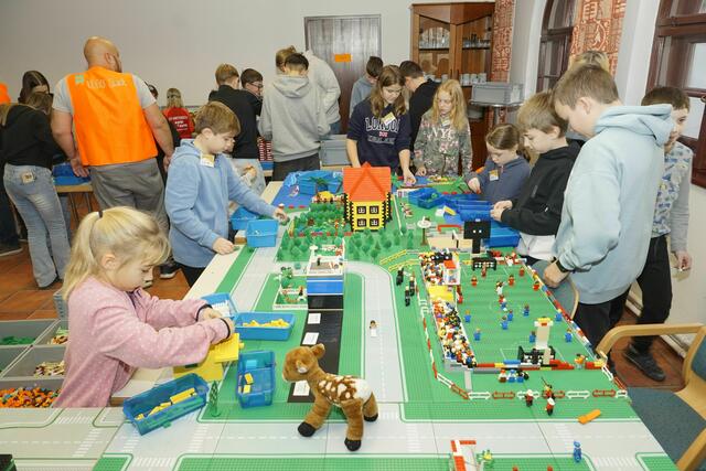 Ob Ferienparadies, Wohnhäuser oder Fußballstadion: Die Kinder und Jugendlichen konnten ihrer Kreativität beim Lego-Wochenende freien Lauf lassen. | Foto: Hermann Maier