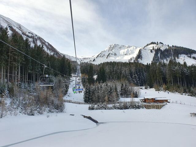 Über den Speichersee geht die Fahrt: Auch vom Lift aus haben Wintersportlerinnen und -sportler eine herrliche Aussicht.  | Foto: MeinBezirk/Jung