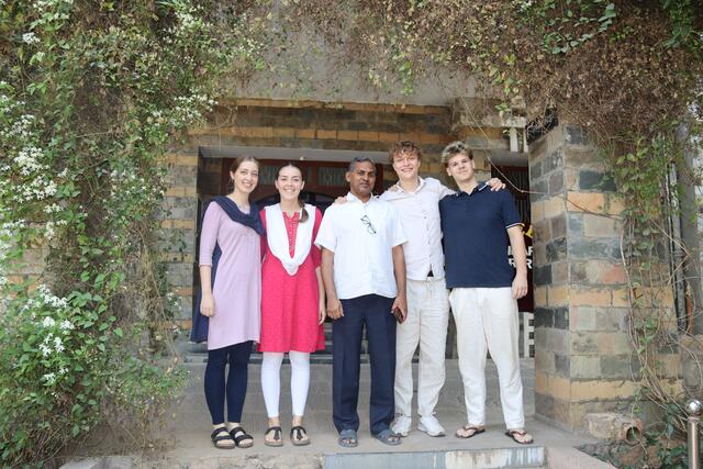 Die vier Volontäre in Hyderabad: Julia Kouba, Fernanda Gomez-Baumgartner, Father Arogya Reddy, Steffen Pitnik und Florian Költz, (v.l.).  | Foto: Elisabeth Zangerl