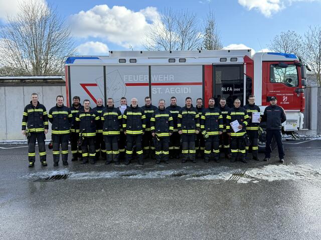 Die Kameraden der FF St. Aegidi: Martin Asböck, David Schasching, Thomas Gahleitner, Manuel Reinthaler, Stefan Mitterbauer, Christian Summereder, Rene Baumgartner, Franz Fischer, Josef Lang, Rudolf Auinger, Daniel Glas, Peter Oberndorfer, Michael Sageder, Helmut Stadler, Julian Roßgatterer, Gerhard Gierlinger, Tobias Fischer und Reinhard Stuhlberger (v. l. n. r.).
