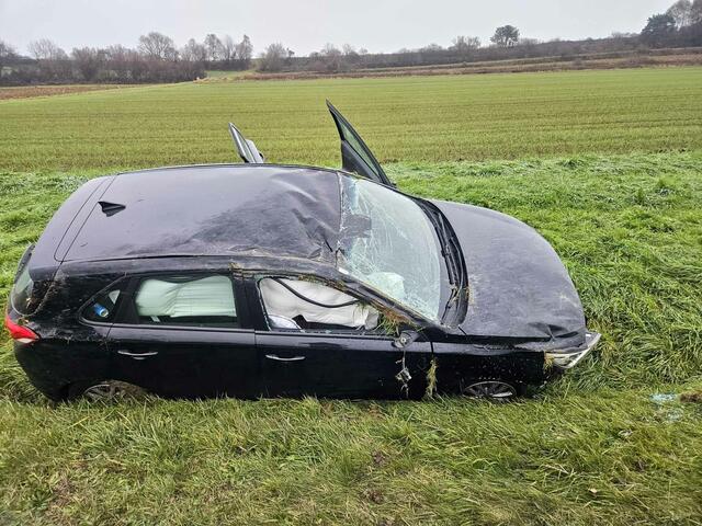 Ein Pkw rutschte auf der B57 zwischen Kemeten und Litzelsdorf aus ungeklärter Ursache von der Fahrbahn ab. | Foto: FF Kemeten