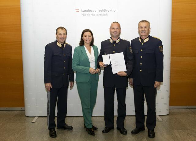 Manfred Aichberger, Doris Schmidl, Gerald Sturmelchner (PI Türnitz – 30 Jahre Exekutivdienst), Franz Popp (v.l.) | Foto: LPD NÖ