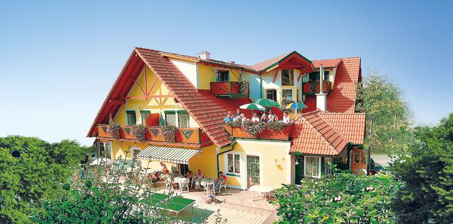 4-Sterne Thermenhof in Loipersdorf ist klein, fein, persönlich und familiär. Hier genießen Sie Erholung in heimeliger steirisch-burgenländischer Landhausatmosphäre.