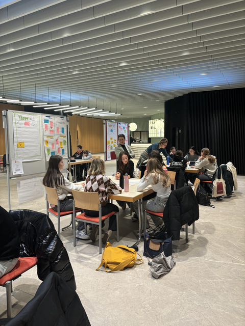 Bei der Challenge Annas Garage in Fürstenfeld: Schüler:innen arbeiten an den Prototypen für die Unternehmen. | Foto: REO