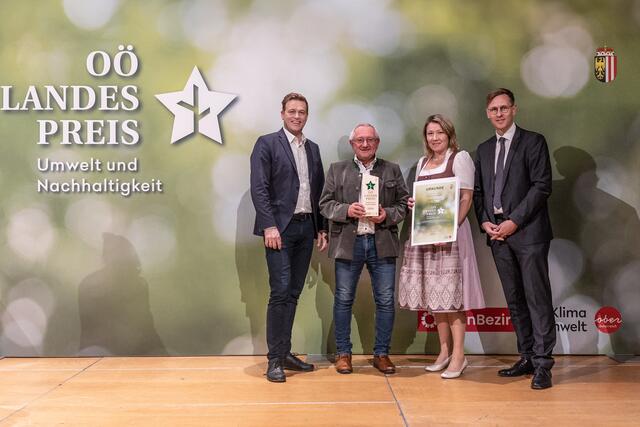 Sonderpreis: Verband Mühlviertler Alm – Regionale Agenda 21:
LR Stefan Kaineder, Bgm. Weitersfelden Franz-Xaver Hölzl, GF Renate Fürst, Chefredakteur Thomas Winkler | Foto: Land OÖ/Tina Gerstmair