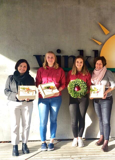 AV Maria Buchegger, Julia, Anna und KV Daniela Rettenegger (v.li.) mit den Genusskisterl.  | Foto: Landwirtschaftliche Fachschule Winklhof