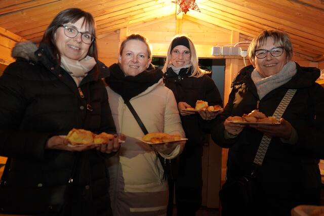 Helferinnen beim Adventdorf | Foto: Andrea Glatzer
