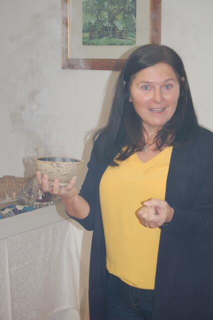 Beate Berger kennt sich bestens beim Thema Räuchern aus. | Foto: Beate Berger