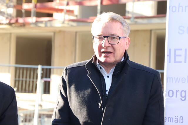 In Summe sind fünf Bauabschnitte in der Josef-Steinbacher-Straße vorgesehen, erklärt NHT-Geschäftsführer Johannes Tratter. | Foto: Nimpf