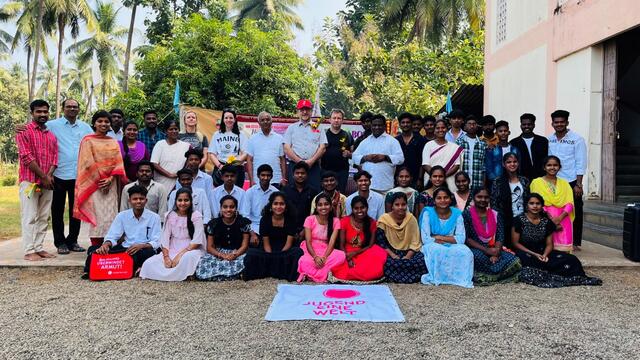 Eine Pressereise nach Indien gewährte einen Einblick in die Projektarbeit von Jugend Eine Welt. Im Bild zu sehen sind u.a.: Reinhard Heiserer (GF Jugend Eine Welt) und Father Noel Maddichetty (beide hinten in der Mitte).  | Foto: Jugend Eine Welt