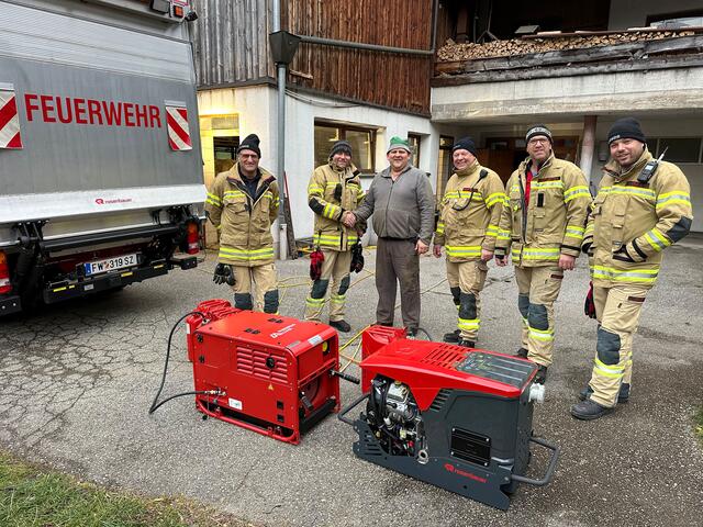 Dank der Feuerwehr Wiesing konnte Bauer Luggi aus Wiesing seine Kühe melken.  | Foto: ZOOM-Tirol