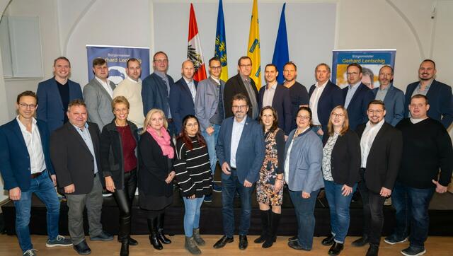 Die Neuen im Kandidatenteam von Bürgermeister Gerhard Lentschig: David Frischauf, Karl Krapfenbauer, Belinda Kalab, Nadja Hofbauer, Hansa Mohammad, Bgm. Gerhard Lentschig, Nicole Greßl, Claudia Landauf, Claudia Vogler-Zach, Leonhard Gary, Christian Goll (vorne, v.l.), Niklas Band, Florian Dietrich, Herbert Hundlinger, Jürgen Schröder, Martin Stern, Herbert Daberger, Manuel Wagerer, Christian Pachtrog, Robert Koppensteiner, Christoph Hofstätter, Christoph Manhart und Kevin Hrdlicka (2. Reihe, v.l.).  | Foto: VP Horn