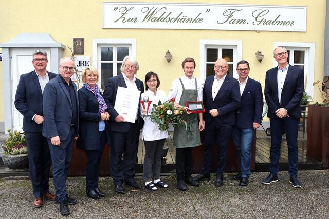 Stefan Praher, Günther Baschinger, Maria Pachner, Heinrich, Elisabeth und Clemens Grabmer, Laurenz Pöttinger, Hans Moser und Thomas Wimleitner vor dem Restaurant „Zur Waldschänke“. | Foto: Andreas Maringer