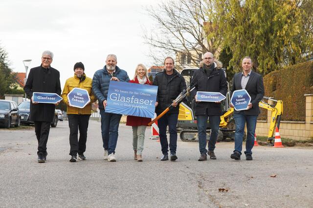 Günter Bamer (A1), Ortsvorsteher Kurt Schüller, Vizebürgermeister Robert Fehervary, Bürgermeisterin Monika Obereigner-Sivec, Christian Mehlführer (A1), Stadtrat Reinhard Pusch und Johann Fleischer (A1). | Foto: APA-Fotoservice/Rastegar