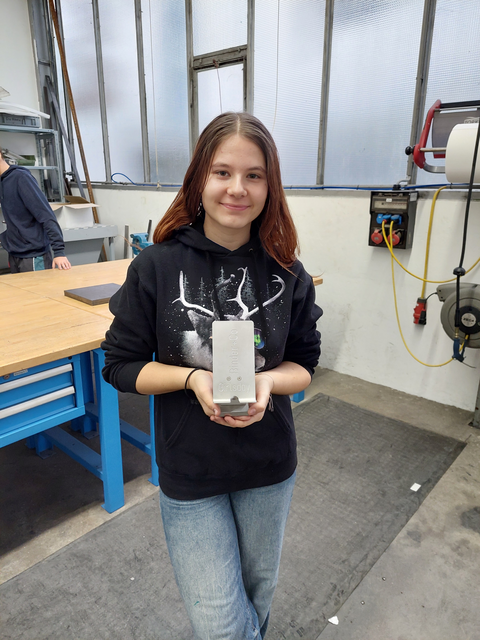Lara Bloder von der PTS Gleisdorf ist stolz auf ihr selbst gefertigtes Werkstück bei Binder+Co in Gleisdorf.

 | Foto: Eva Michelic