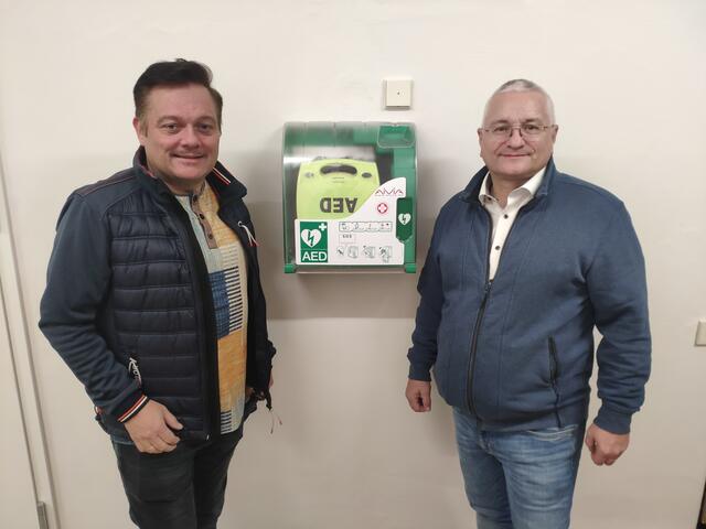 Bürgermeister Herbert Pfeffer und Vizebürgermeister Thomas Woisetschläger freuen sich über den neuen Defi-Standort im Rathaus Traismauer | Foto: SPÖ Traismauer