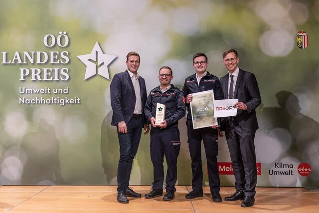 Bezirksfeuerwehrkommando Perg – Team FireOPS        
FireOPS – Einsatzführung und Lagemanagement:
LR Stefan Kaineder, Michael Riegler (Bezirks-Fachbeauftragter IT), Philipp Neuhauser, Chefredakteur Thomas Winkler | Foto: Land OÖ/Tina Gerstmair