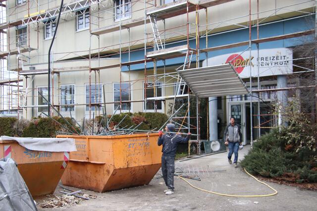 Derzeit wird das Gebäude entkernt, nur die Wände bleiben stehen. | Foto: Martin Wurglits
