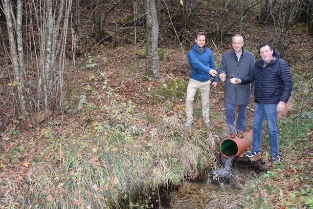 Wasserquelle Sois. Bernhard, Bürgermeister Franz Singer und Vize-Bürgermeister Severin Zöchbauer vor der Wasserquelle in der Sois (v.l.)
  | Foto:  ©Gemeinde Kirchberg/Wieseneder