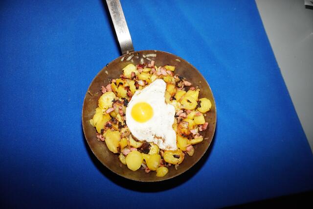 Das Tiroler Gröstl besteht aus Kartoffeln, Geselchtem und Zwiebeln. Serviert wird mit einem Spiegelei. | Foto: Fügenschuh