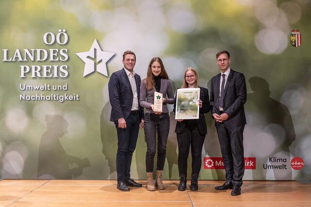 HBLA Elmberg (3Lb/3U): Wir gestalten unsere Träume. Schule – ein Ort zum Lernen und Wohlfühlen!
LR Stefan Kaineder, Manuela Paukner, Daniela Viehböck, Chefredakteur Thomas Winkler | Foto: Land OÖ/Tina Gerstmair