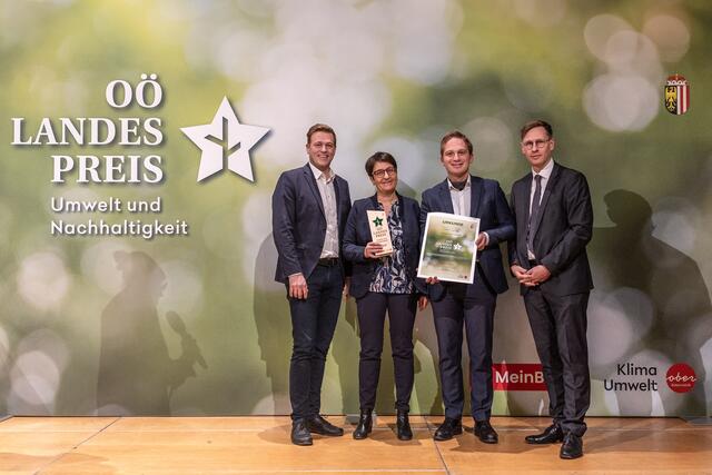 Fachteam MIT-Welt (Arbeitsgruppe der Pfarre Freistadt) – Renaturierung Stadtfriedhof:
LR Stefan Kaineder, Margit Haunschmid, Pastoralassistent Wolfgang Roth, Chefredakteur Thomas Winkler | Foto: Land OÖ/Tina Gerstmair
