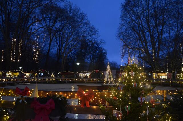 Das  Weihnachtsdorf in einem glitzernden Lichtermeer