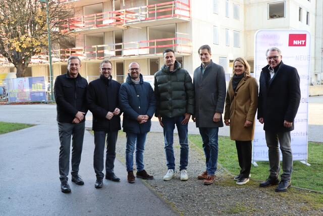 Vizebürgermeister Roland Ponholzer, Landtagsabgeordneter Sebastian Kolland, Christof Hilber (Baufirma Porr), Steffen Vogt (Architekturbüro Vogl-Fernheim), Bürgermeister Michael Riedhart, Stadträtin Elisabeth Werlberger und NHT-Geschäftsführer Johannes Tratter (v.l.). | Foto: Nimpf