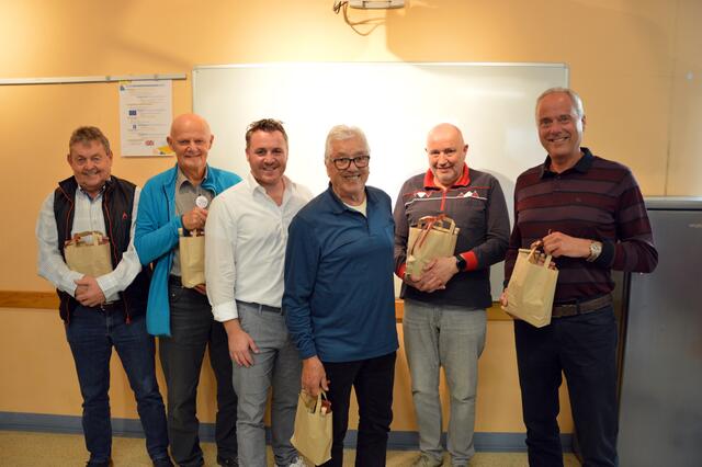Die engagierte ehrenamtliche Computeria-Familie: Josef Mayr, Peter Hild, Stadtrat Richard Aichwalder, Otto Flür, Günter Flür und Ex-Direktor Harald Schaber. (v.l.) | Foto: Stadt Imst/Kolp